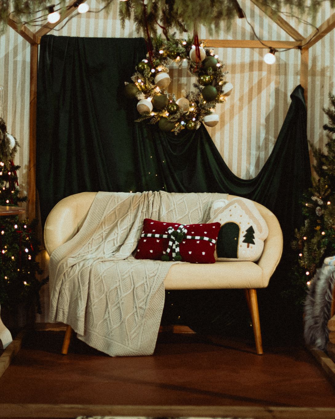 Cenário Lar, Doce Natal: casinha com sofá, manta de tricô e guirlanda
