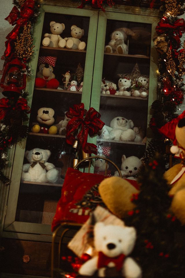 Cristaleira com ursinhos de pelúcia no Empório do Noel