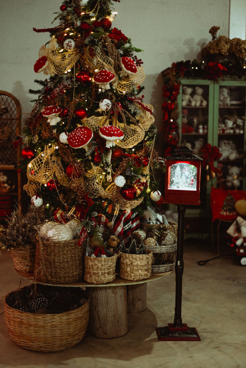 Cenário Empório do Noel: árvore grande com cestos de enfeites